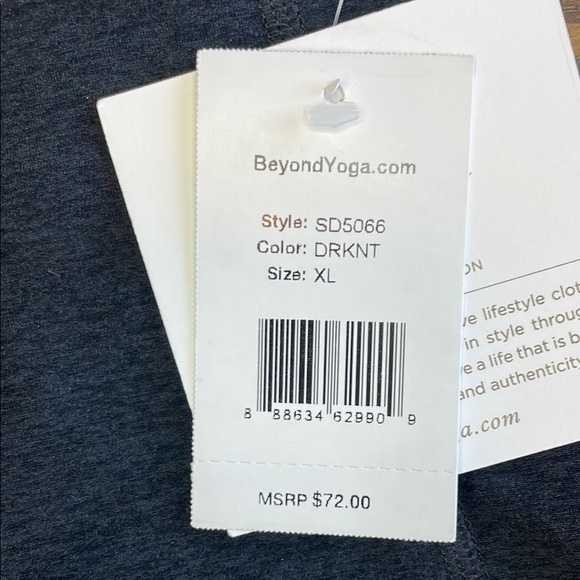 Beyond Yoga Biker Shorts with Pockets - Picture 4 of 9